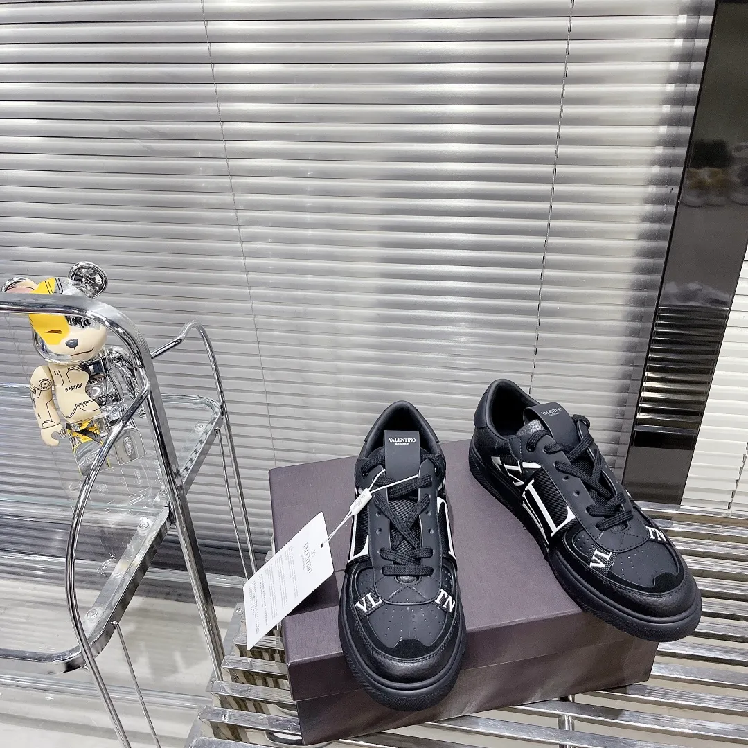 👟👟Ex-factory price 600👟👟 Valentino ONE STUD calfskin lace-up sneakers. Soft suede low-top sneakers, classic and versatile, couple's sneakers, special goods, worth buying! A pair of simple shoes with unique details will save you from the difficulty of dressing. OneStud sneakers, with quilted plaid and oversized rivets, create an eye-catching punk style and get rid of the heavy feeling of this season's clothing. Upraise calfskin derby shoes, with exquisite leather construction and simple silhouette, and smooth lines set the tone of coolness, are a versatile item in the wardrobe. There are more Valentino boutique shoes waiting for you to unlock! It’s time to get the shoes you’ve been coveting for a long time! Officially on sale 7,+++ - Seven straps, decorated with metallic rubber effect. Decoration on the back and tongue. Size 35-44.
